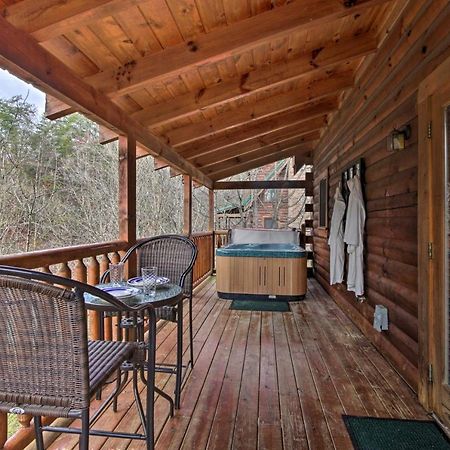 Romantic Cabin With Hot Tub In Pigeon Forge! المظهر الخارجي الصورة