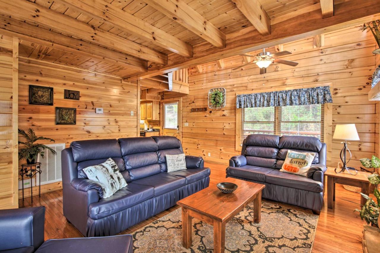 Romantic Cabin With Hot Tub In Pigeon Forge! المظهر الخارجي الصورة