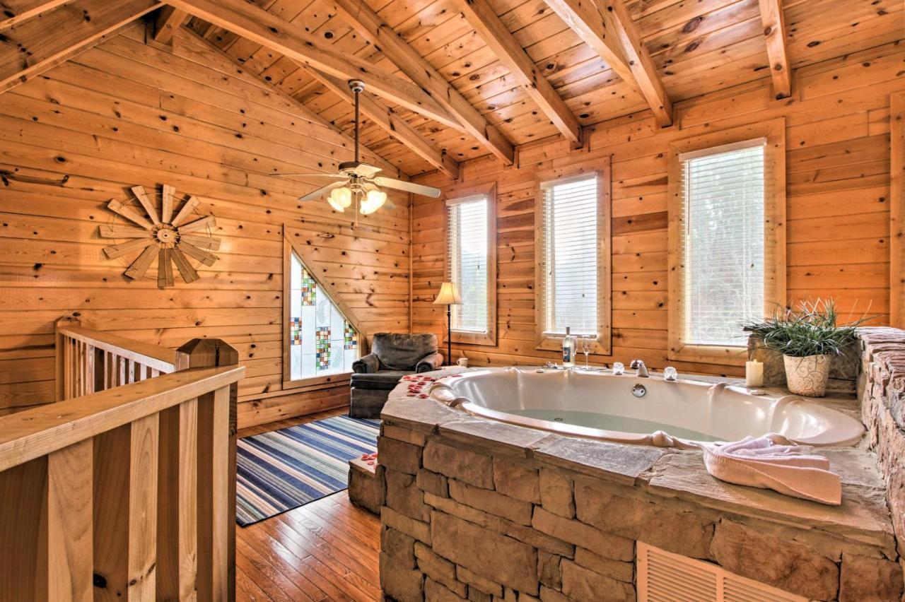 Romantic Cabin With Hot Tub In Pigeon Forge! المظهر الخارجي الصورة