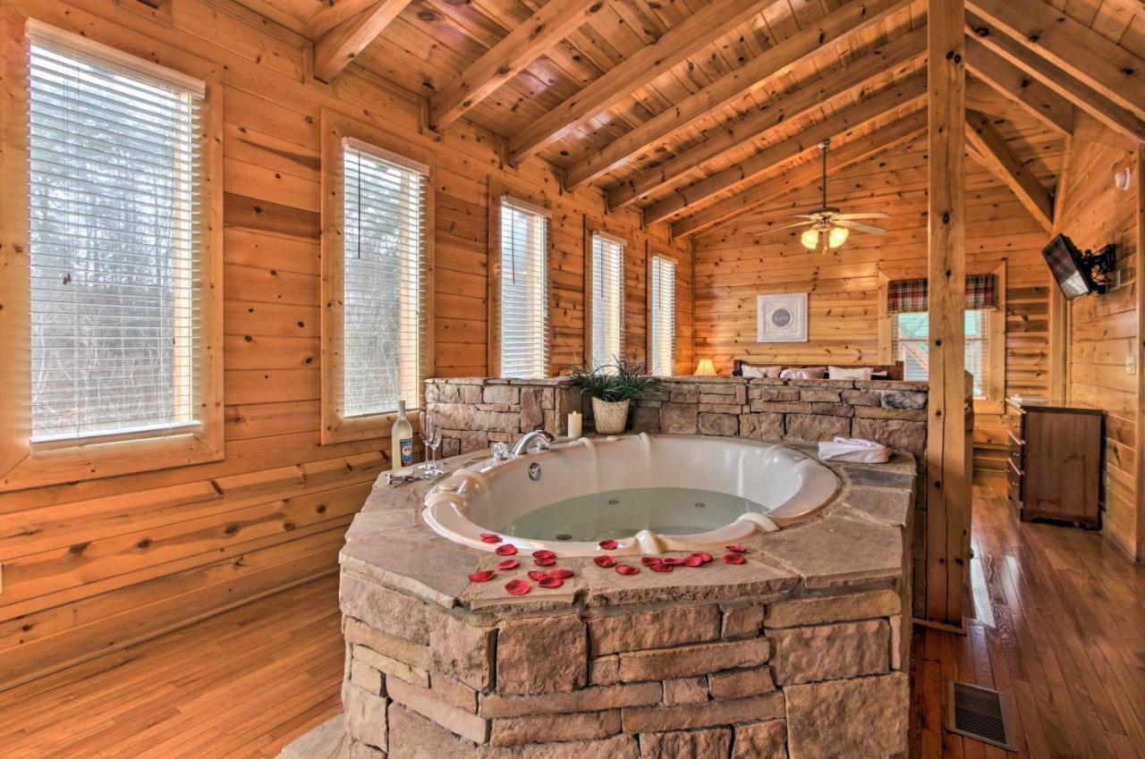 Romantic Cabin With Hot Tub In Pigeon Forge! المظهر الخارجي الصورة